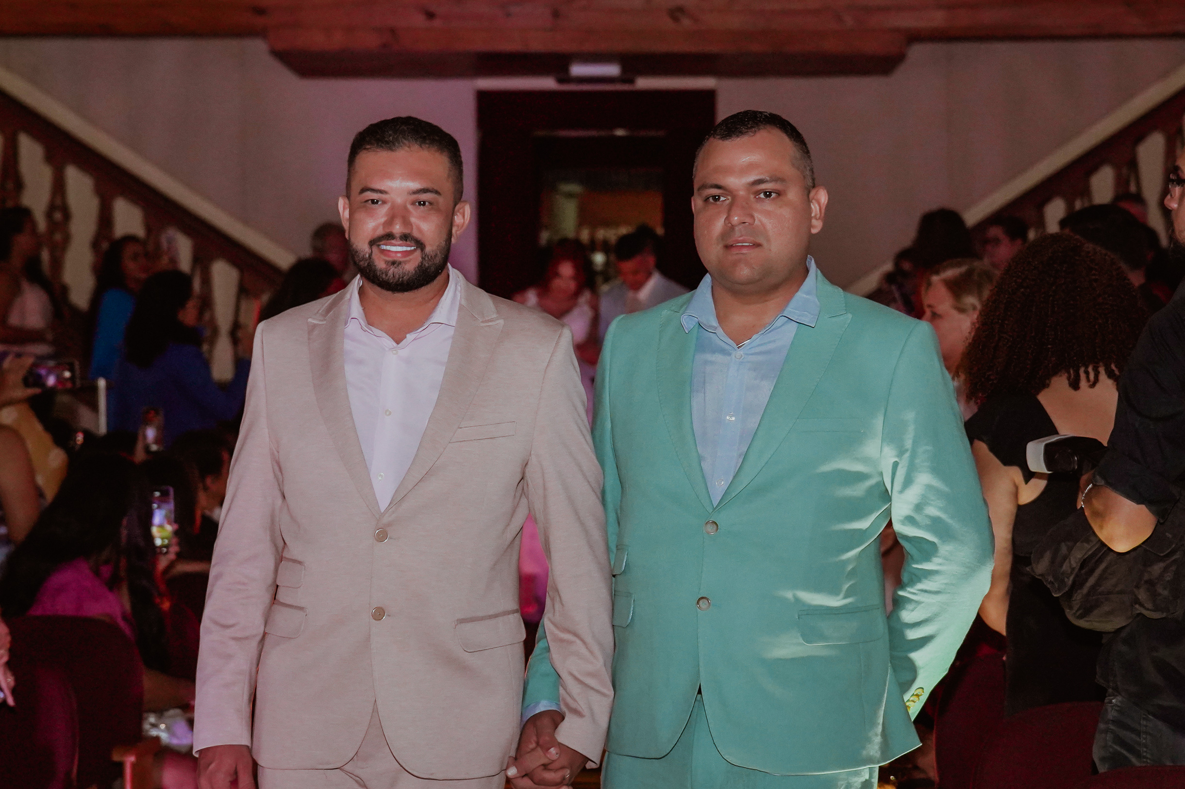 Francisco Renato e Leo Queiroz entrando no Teatro São José